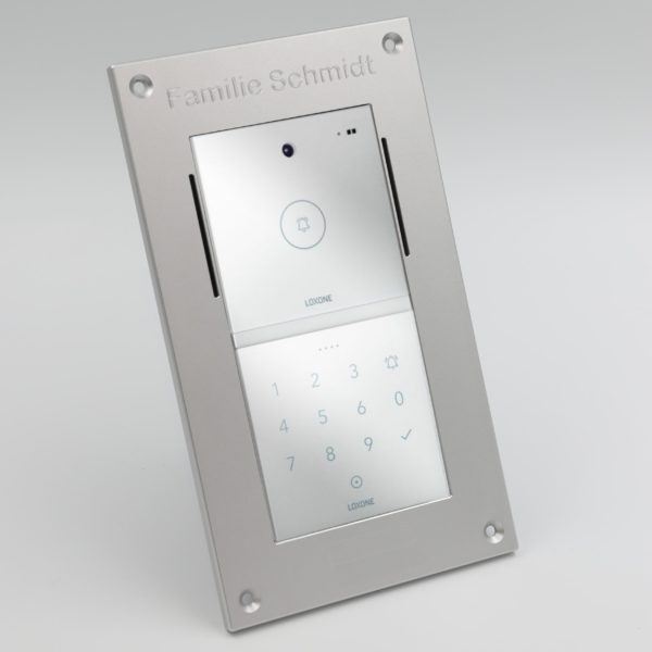 Hochwertiges Aluminium, mit edler Oberfläche fasst die Intercom perfekt ein.